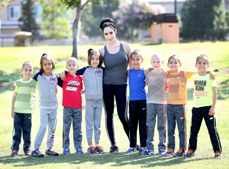 восьмерняшки нади сулейман. надя сулеман восьмерняшки. мама восьми детей. мама 8х детей. 8 детей фотосессия американская.