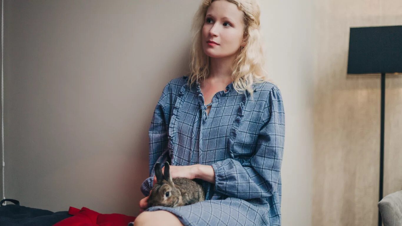 Имя монеточки. Имя монеточки. Монеточка в 2014. Монеточка настоящее имя. Монеточка гори.