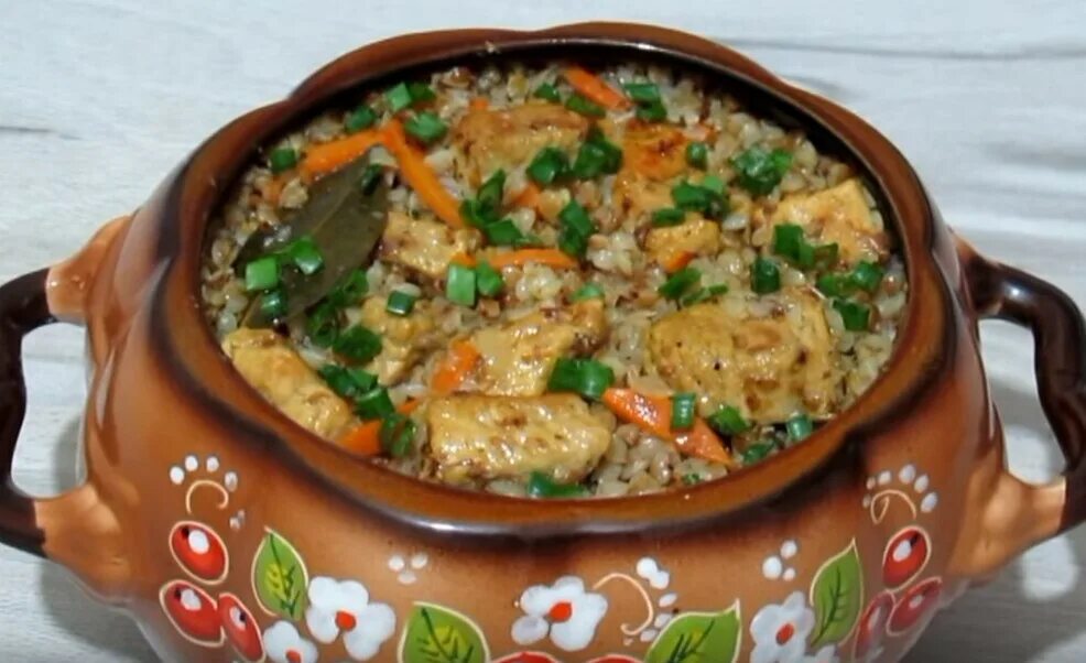 гречка в горшочках ресторан. гречка с овощами в горшочке. гречка с овощами в горшочке. гречка томленая в горшочке в духовке. говядина с гречкой в горшочке.