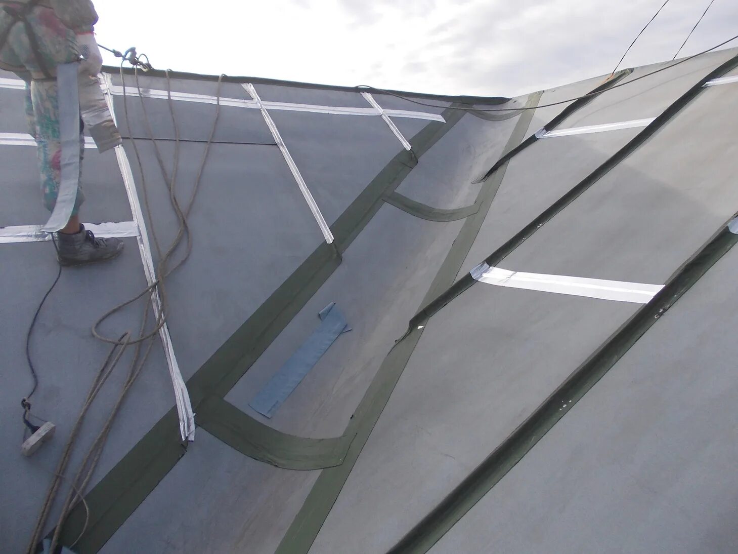 герметизация швов профлиста кровли. гидроизоляция стыков профнастила. герметизация стыка кровли. герметизирующие ленты для профнастила. герметизация стыков кровли.