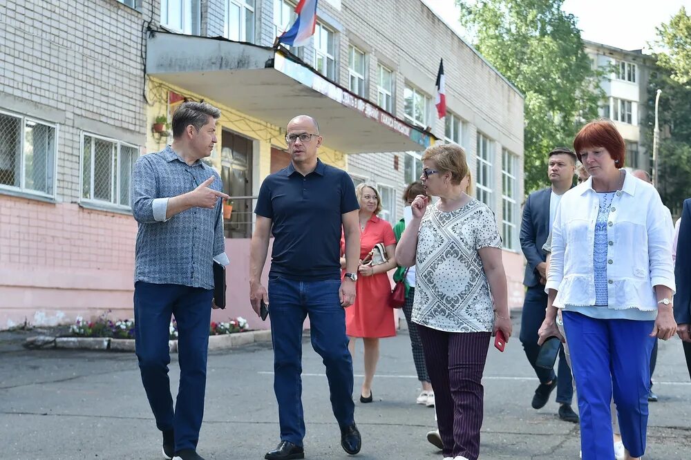 6 октябрьский ижевска. Октябрьский район Ижевск. Адм окт района Ижевск. Поселок Октябрьский Ижевск. МБОУ до ЦТР «Октябрьский». Ижевск.