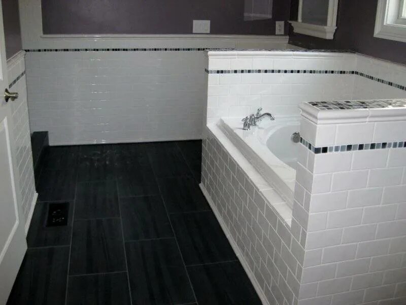 Черная плитка на пол в ванную. Ванная выложенная плиткой. Черно белая плитка на пол в ванной. Черно белый пол в ванной. Белая плитка на пол в ванной