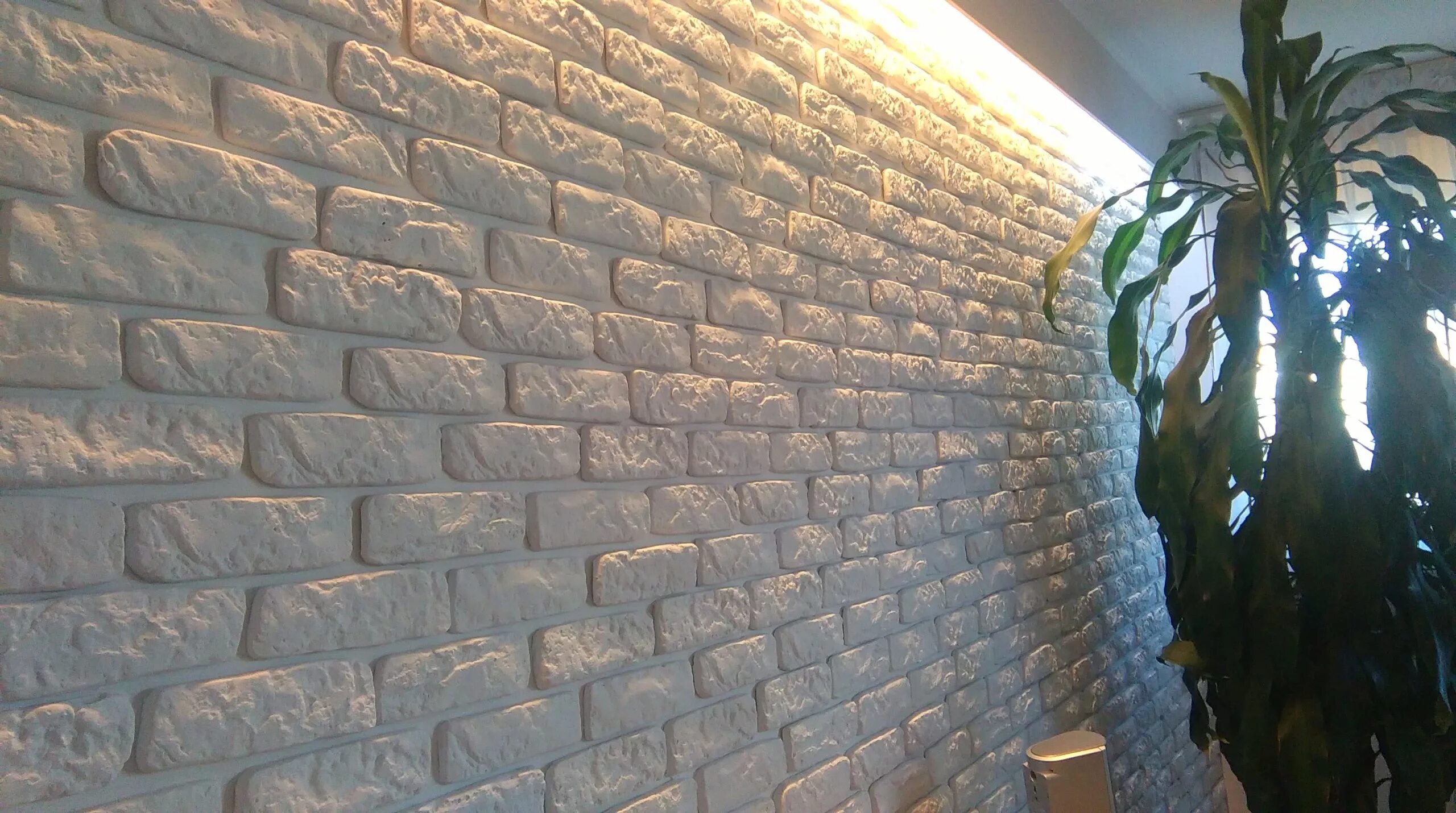 Декоративный камень в интерьере. Гипсовый кирпич "клинкер белый" (в уп. 1м2) фабрика камня. Декоративный камень в интерьере. Плитка гипсовая декоративная.