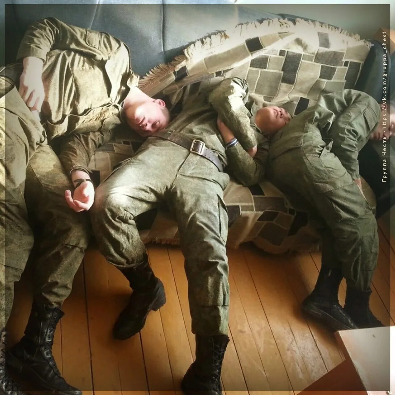 Где отбой. Отбой в армии. спящие солдаты в армии. спящие солдаты в казарме.