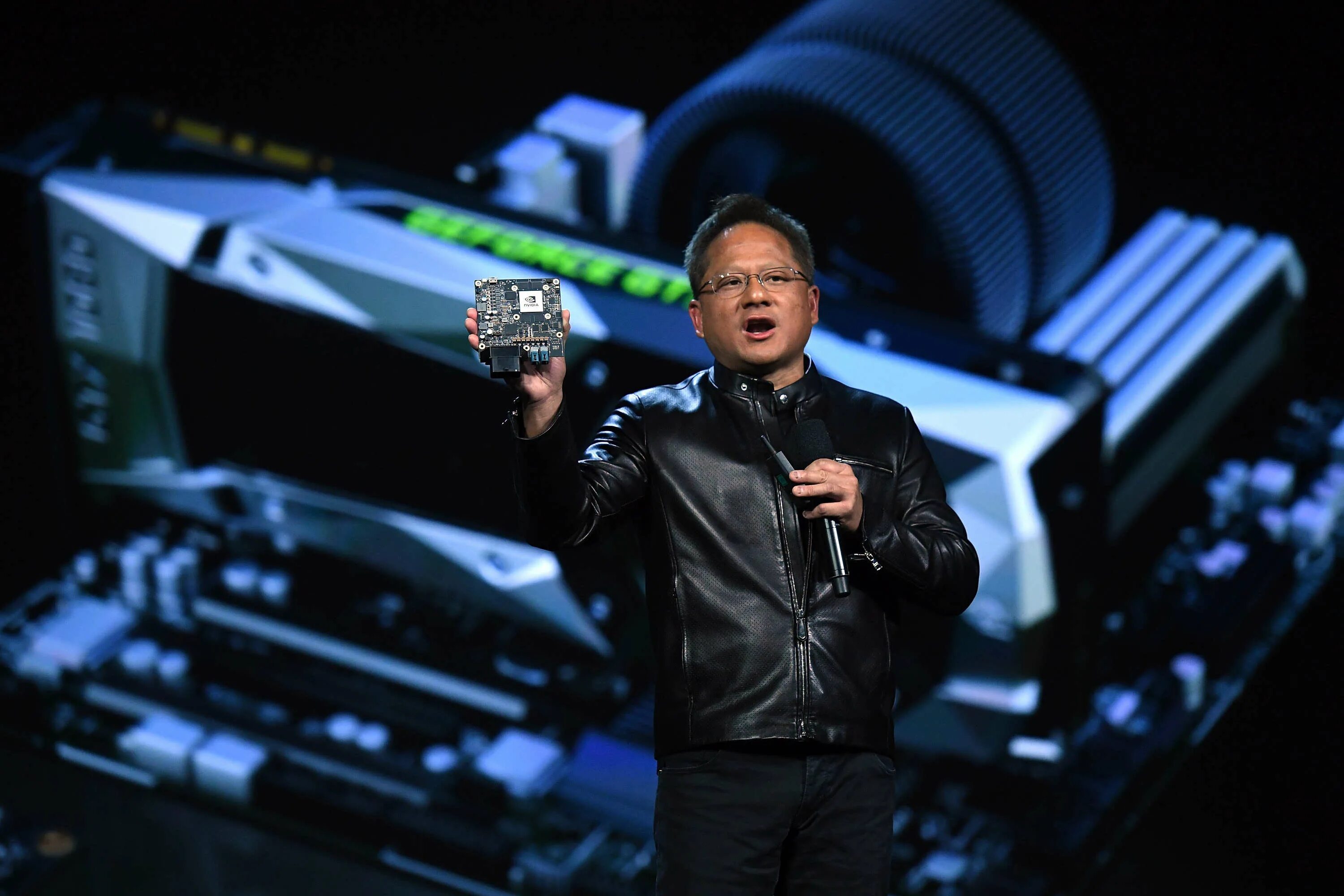 Глава нвидиа. Дженсен хуанг. глава nvidia дженсен хуанг. дженсен хуанг американский бизнесмен. дженсен хуанг с видеокартой.