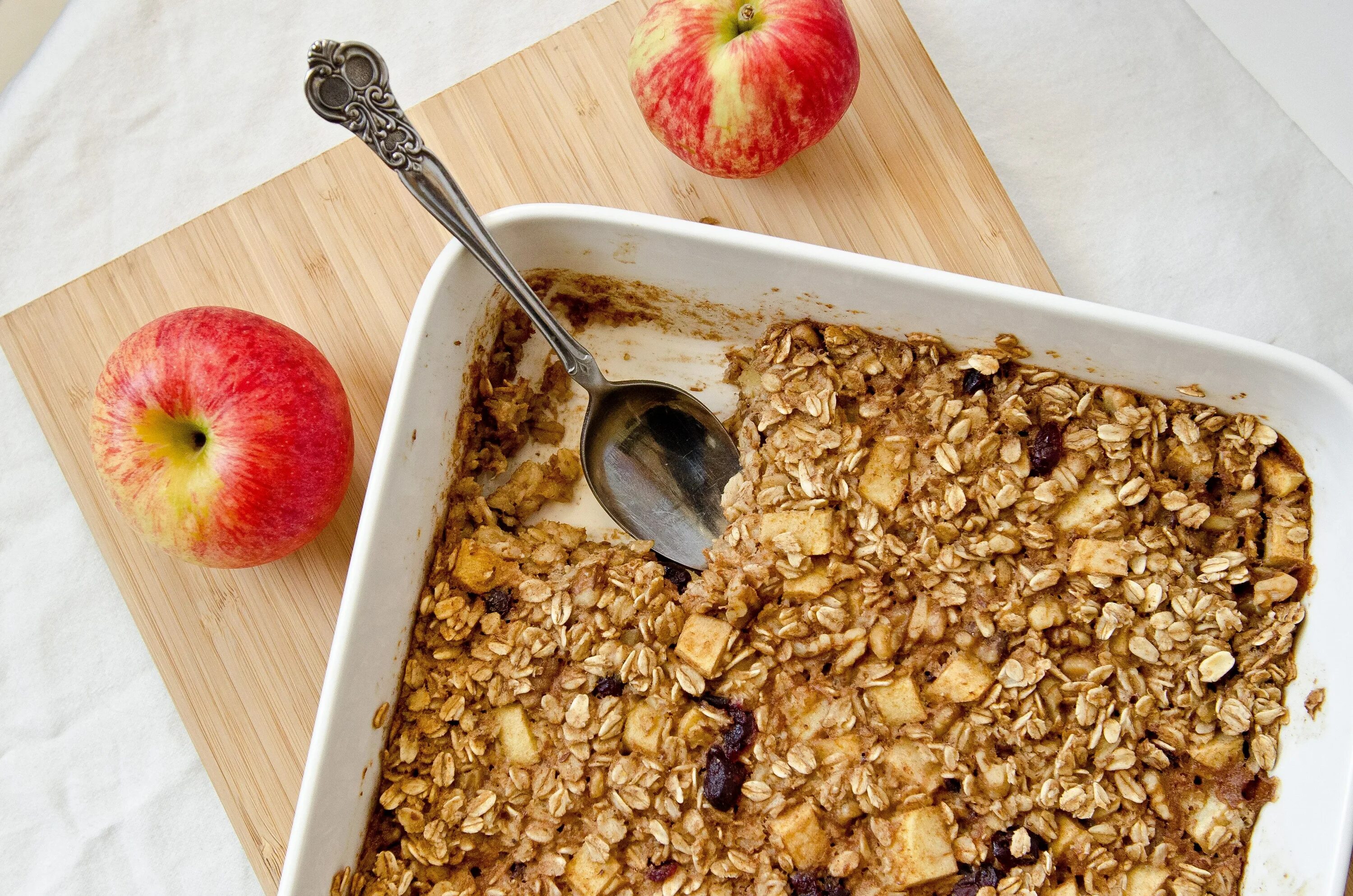 Печеная каша. Oatmeal Apple Cinnamon. Овсянка с яблоком. Запеченная овсянка с яблоками. Овсяная каша с яблоком.