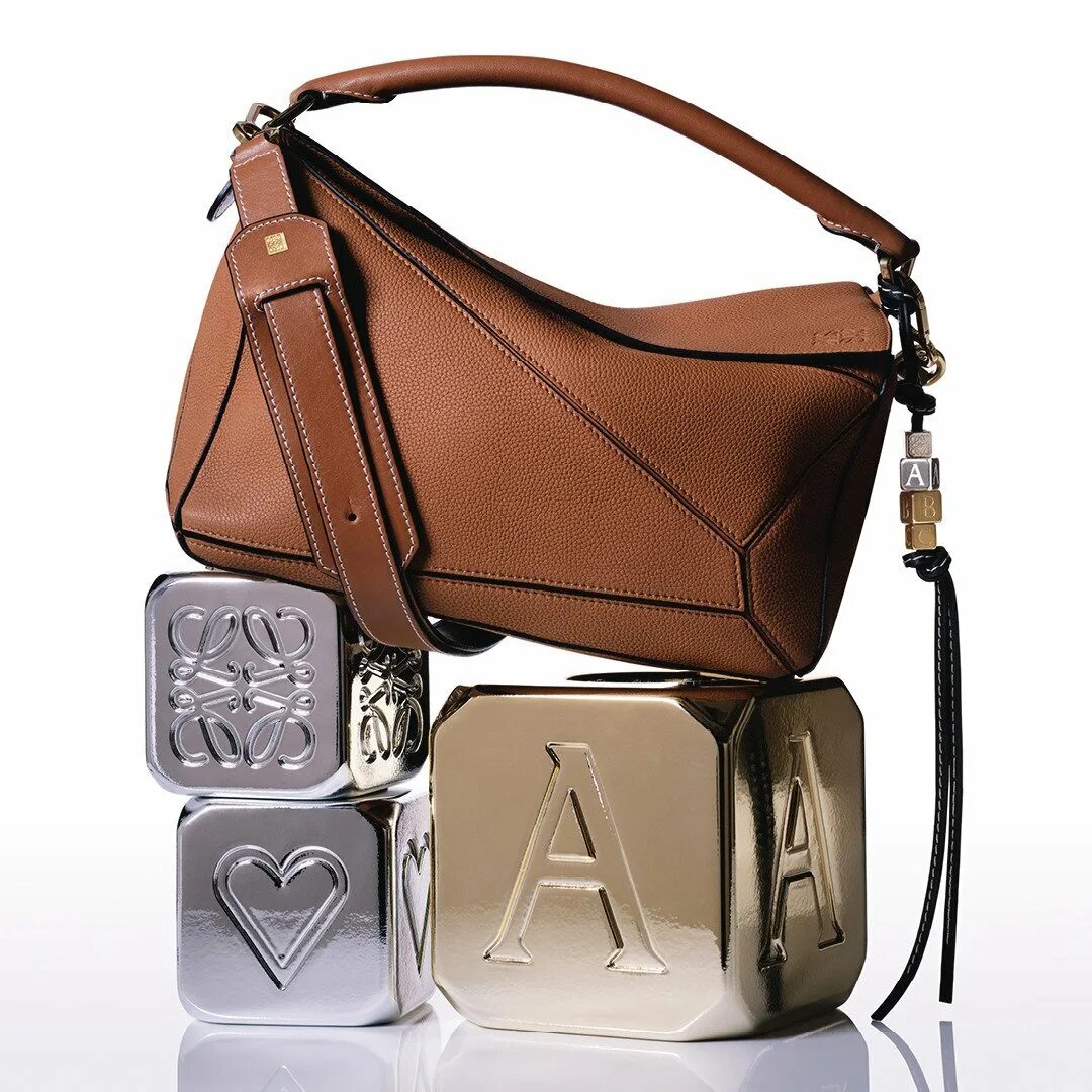 Loewe italy. Loewe Bag. Loewe Luna Bag Khaki. Сумка Loewe Luna. Сумки Loewe 2023.