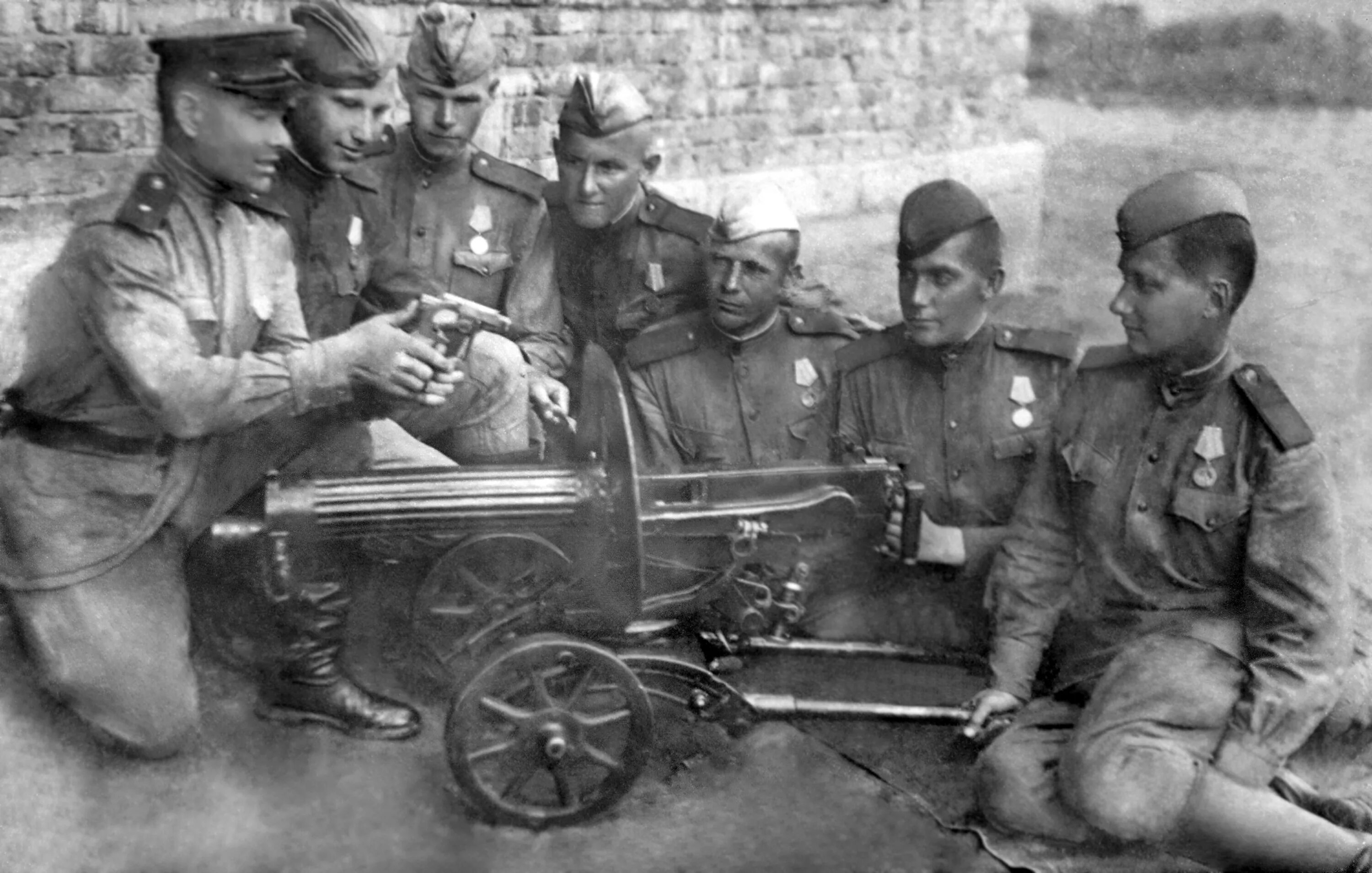 Внутренние войска в великую отечественную войну. Истребительный батальон 1941. Пулемет максим 1941-1945. Застава у пограничника 1941. Внутренние войска в великую отечественную войну.