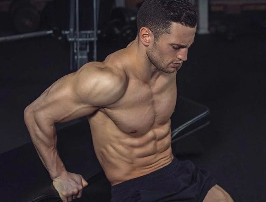 Мощный бицепс. Мускулистый мужчина. Рельефные мышцы рук. Здоровое тело мужчины. Парень с сильными руками.