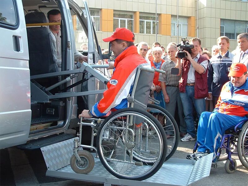 Люди с особыми возможностями. Автомобиль для инвалидов. Автомобиль для инвалидов колясочников. Люди с ограниченными способностями. Автомобиль для людей с ограниченными возможностями.
