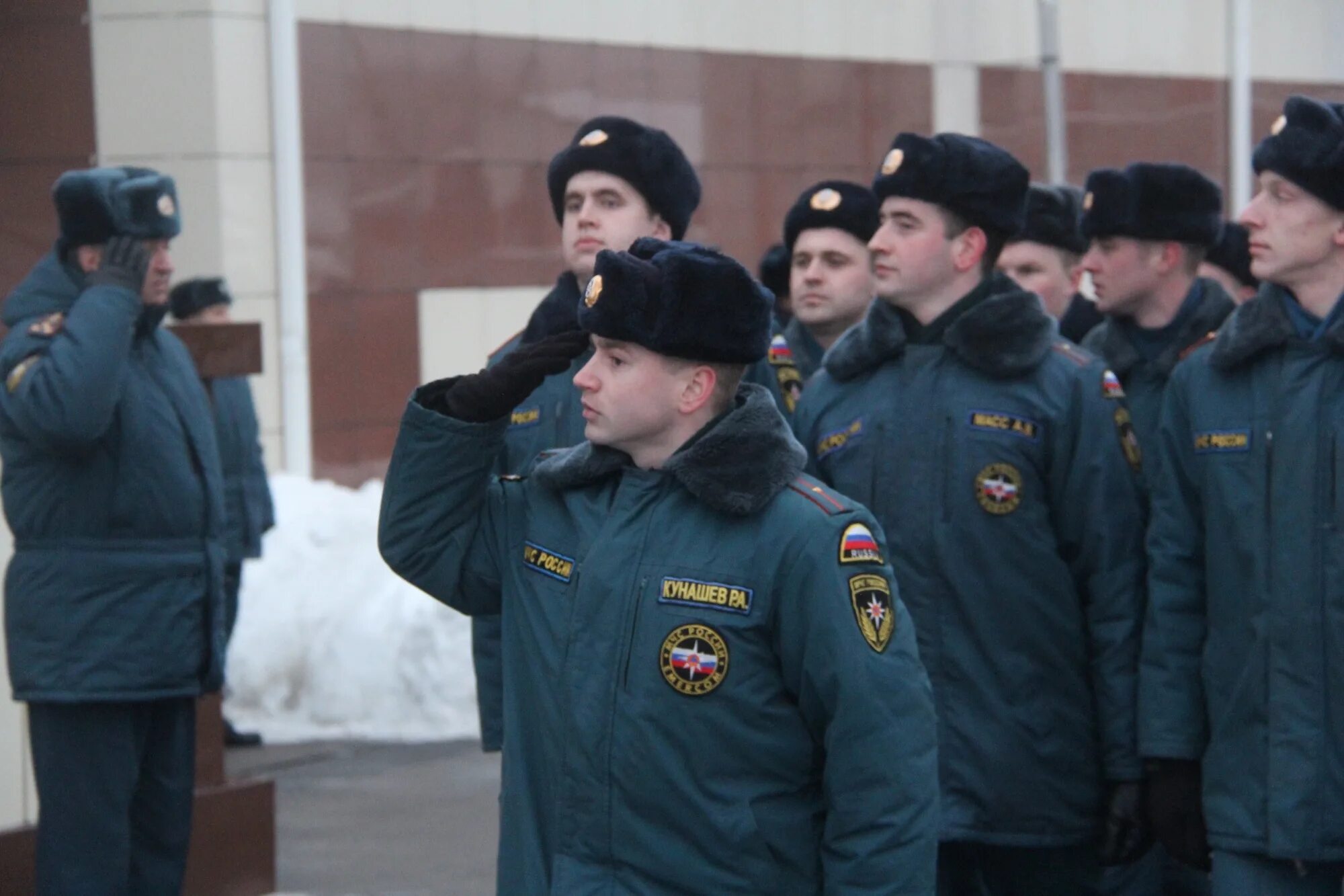 1020 от 04.12 2025 мчс. Кунашев мчс кбр. кунашев ислам валерьевич. опытные и молодые сотрудники мчс. 1 из руководителей мчс федеральной мчс в городе махачкале камил.