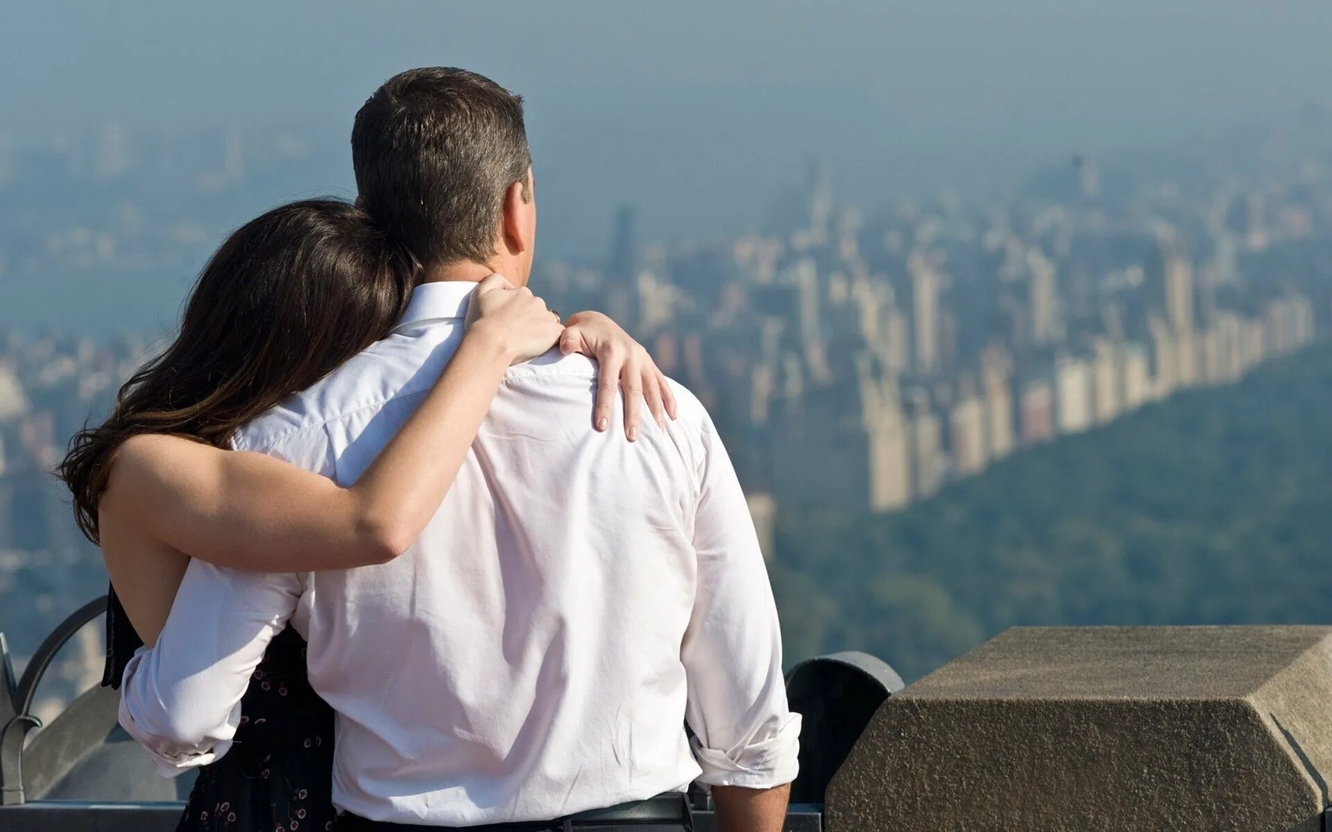 Мужчина и женщина идут за руку. Объятия влюбленных. Она за ним. Фото с любимым человеком. Объятия влюбленных.