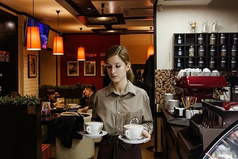 Кофемания бариста. Кофемания форма хостес. форма официантов в кофемании. шоколадница официант. сотрудники кофемании.