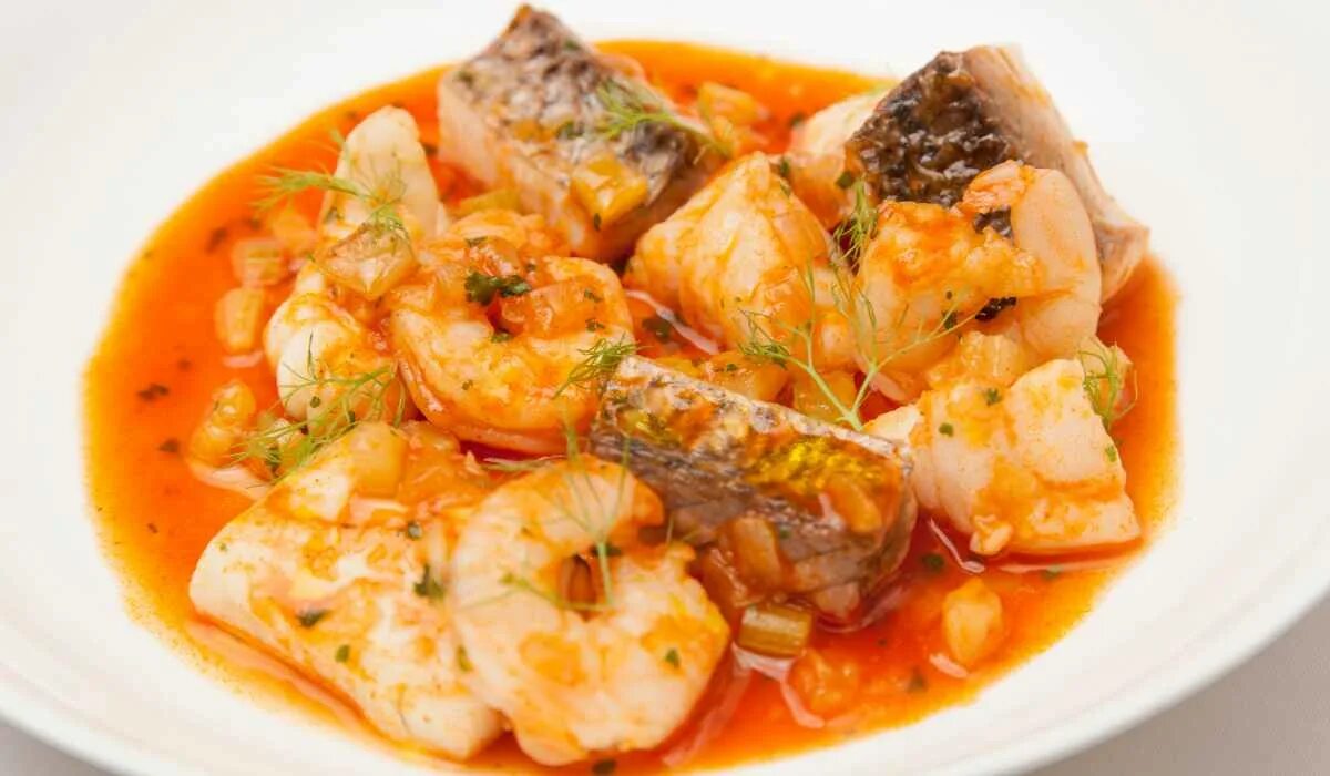 Рыба тушеная с овощами. Тушёная рыба с морковкой и луком на сковороде. Рыбка с овощами на сковороде. Рыба с овощами. Тушеная рыба в томатном соусе.