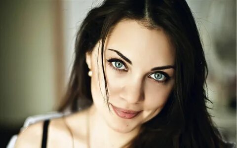 Модели брюнетки с зелеными глазами