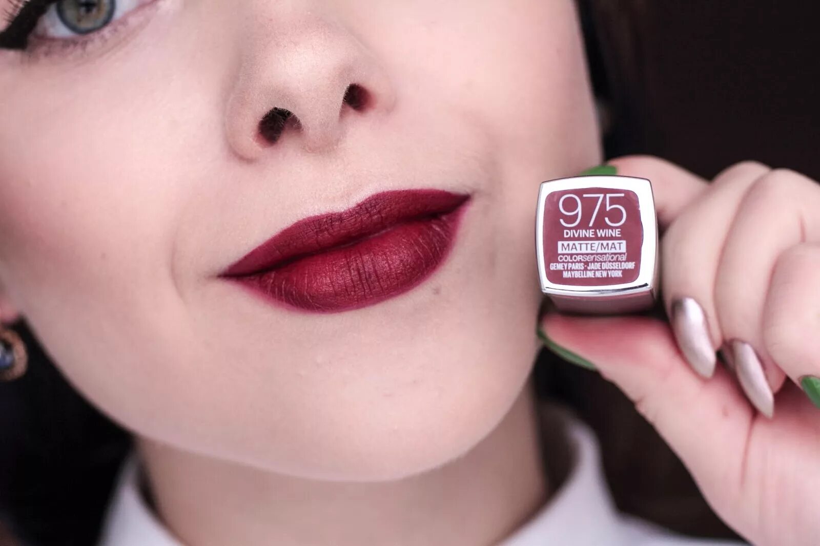 Помада мейбелин 975 винная ягода. Помада марк эйвон divine wine. Мейбелин creamy matte lipstick 695 divine wine. Maybelline divine wine 975 помада. Maybelline 975.