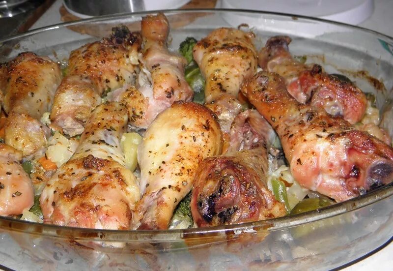 Окорочка в духовке с кабачками