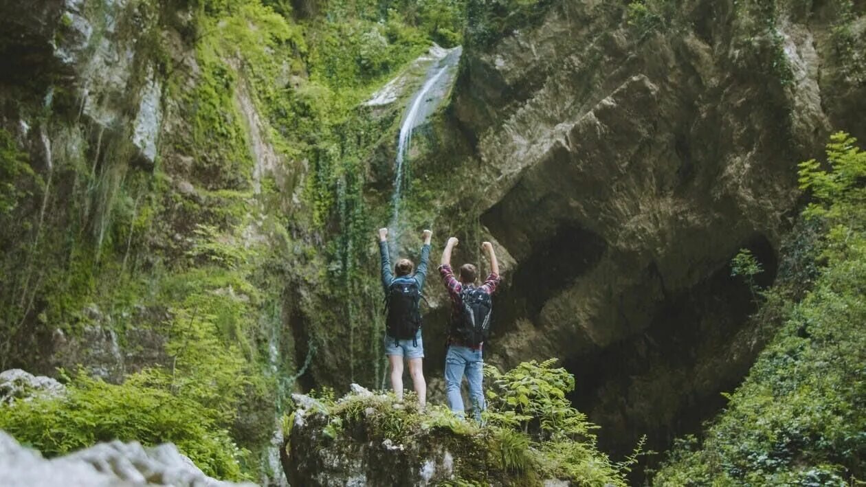 Экскурсия в ущелье в сочи. Водопад пасть дракона сочи. ущелье дракона сочи. водопад пасть дракона красная поляна. пещера пасть дракона сочи.