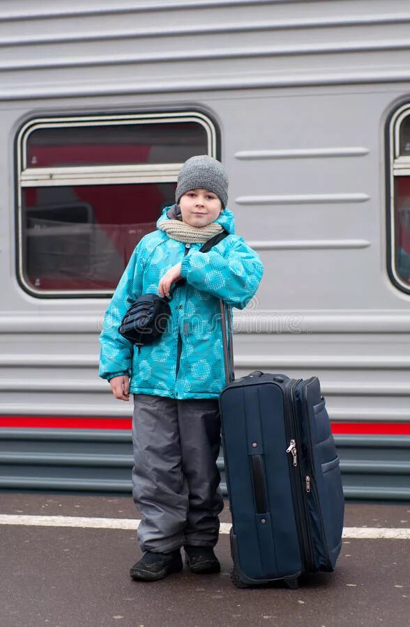 Мальчики поезд с мамой. Про поезда для мальчиков. Мальчик с сумкой. Мальчик в колготках в электричке. Мальчик в поезде в колготках.