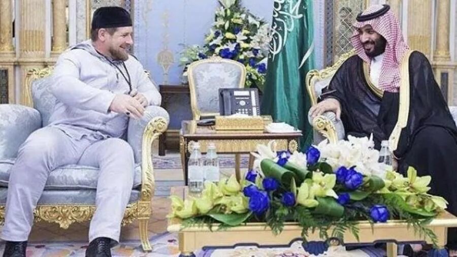 Бен салман и кадыров. Кадыров аравия. Мухаммад бин салман рамзан кадыров. Наследный принц саудовской аравии и кадыров. Мухаммед бен сальман аль сауд и кадыров.