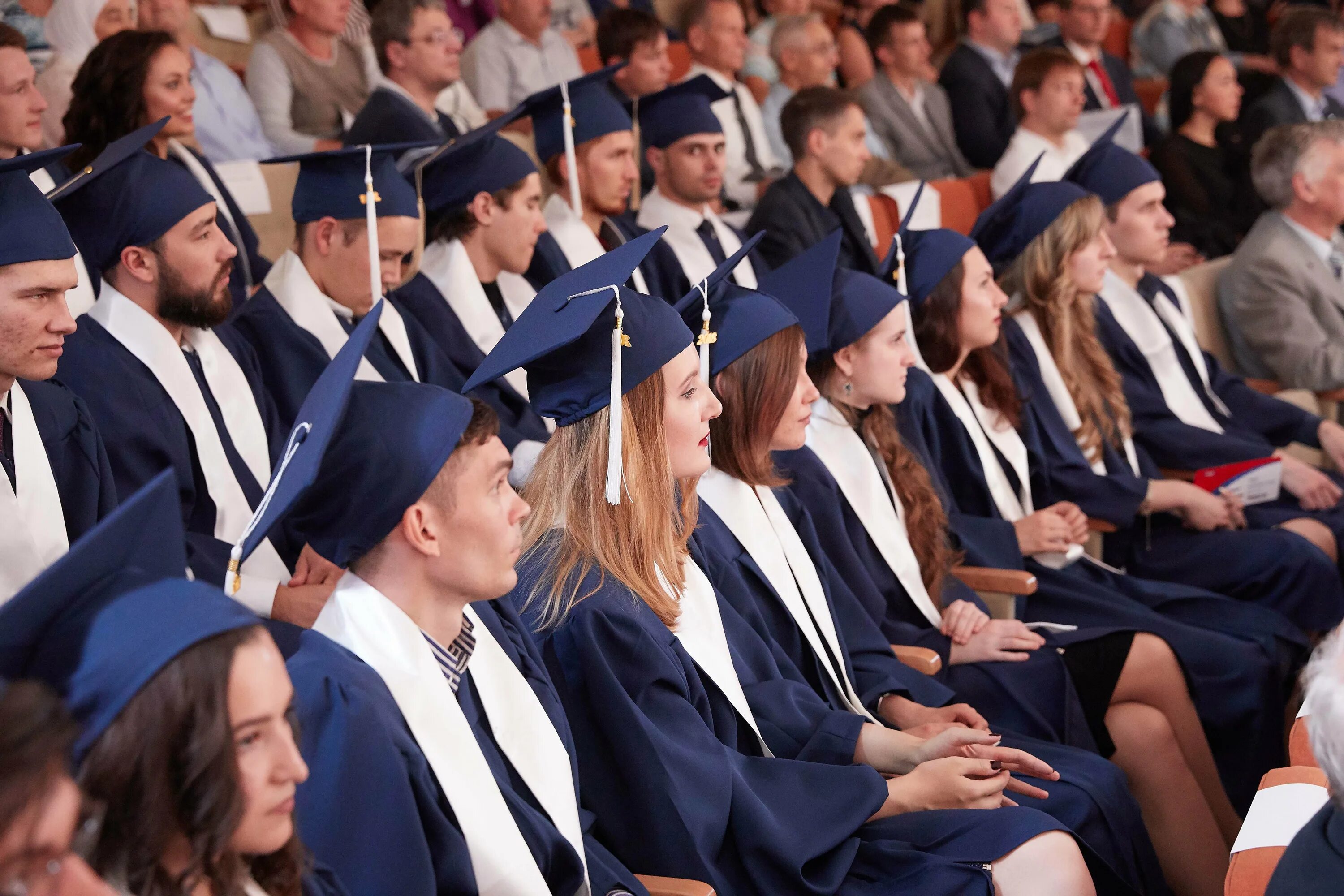 Выпускник вуза. Выпускники университета. Выпускница вуза. Выпускники магистратуры. Выпускной магистров