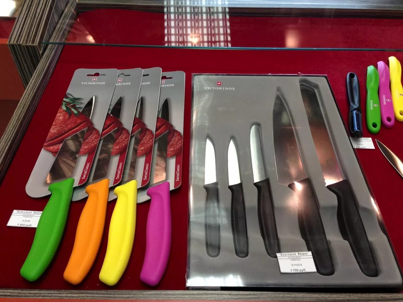 Ножи купить дом. Кухонный нож. Современные кухонные ножи. Выкладка ножей в магазине. Товар нож кухонный.