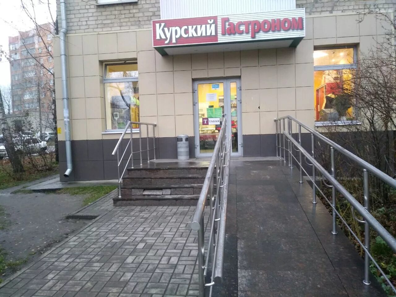 КАРЛА МАРКСА 53 Высокое здание с надписью "Курск-город воинской славы", располож