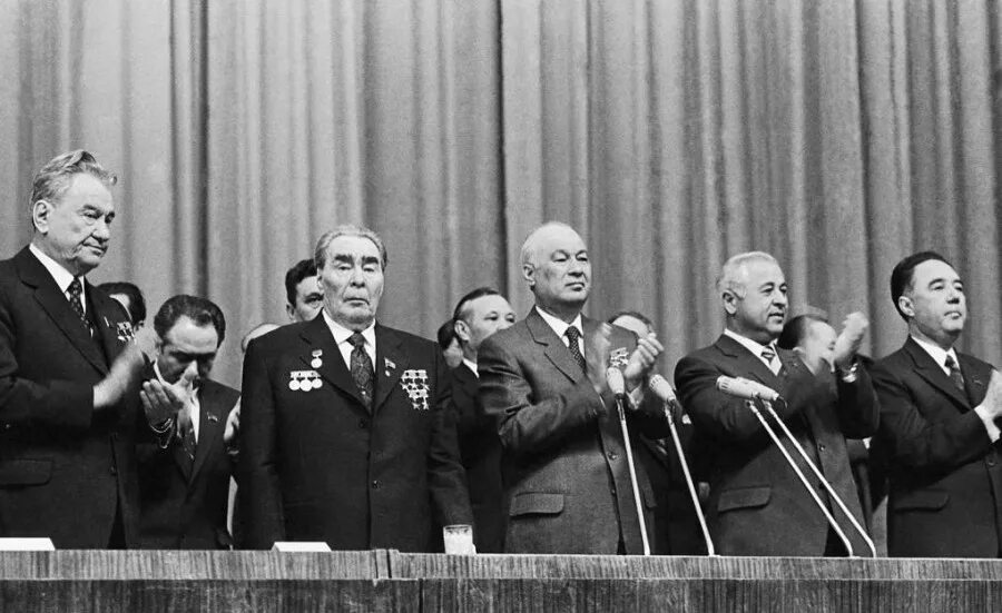 Что такое цк кпсс. Леонид брежнев 1982. брежнев в ташкенте 1982. брежнев цк кпсс. брежнев 1966.