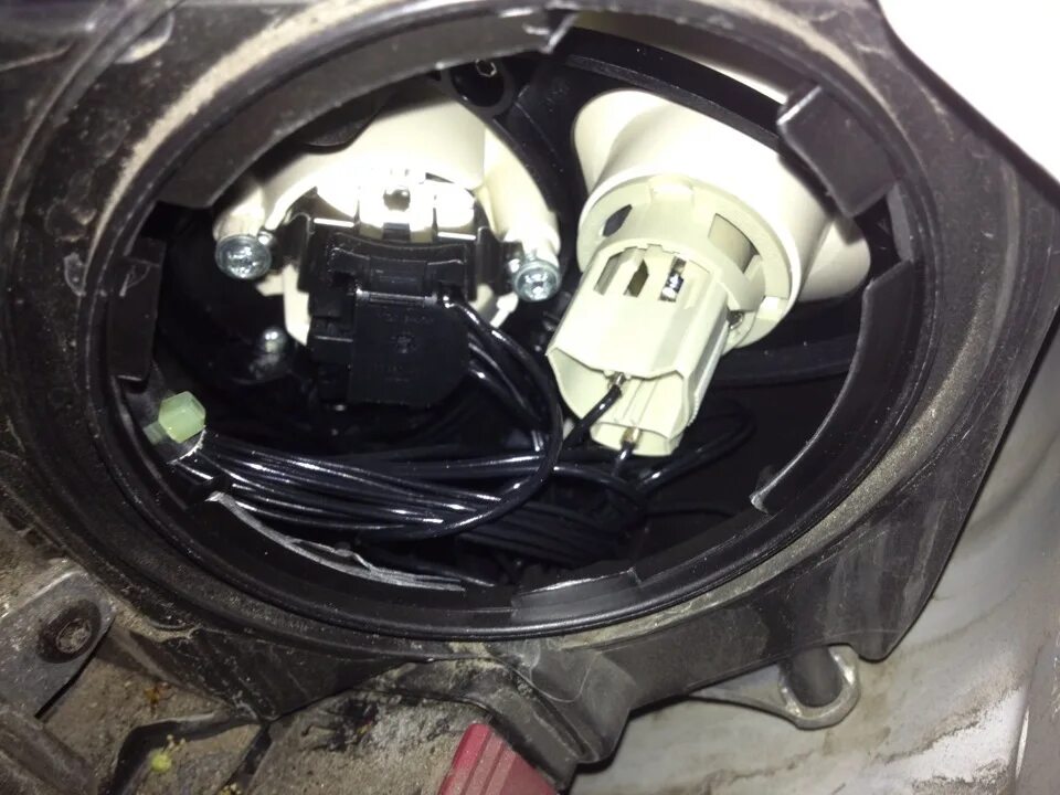 Opel astra h лампа ближнего света. Крепление лампы ближнего света опель астра h. Лампочка опель астра j ближний свет. Gtc j замена ламп. Регулировка фар мокка.