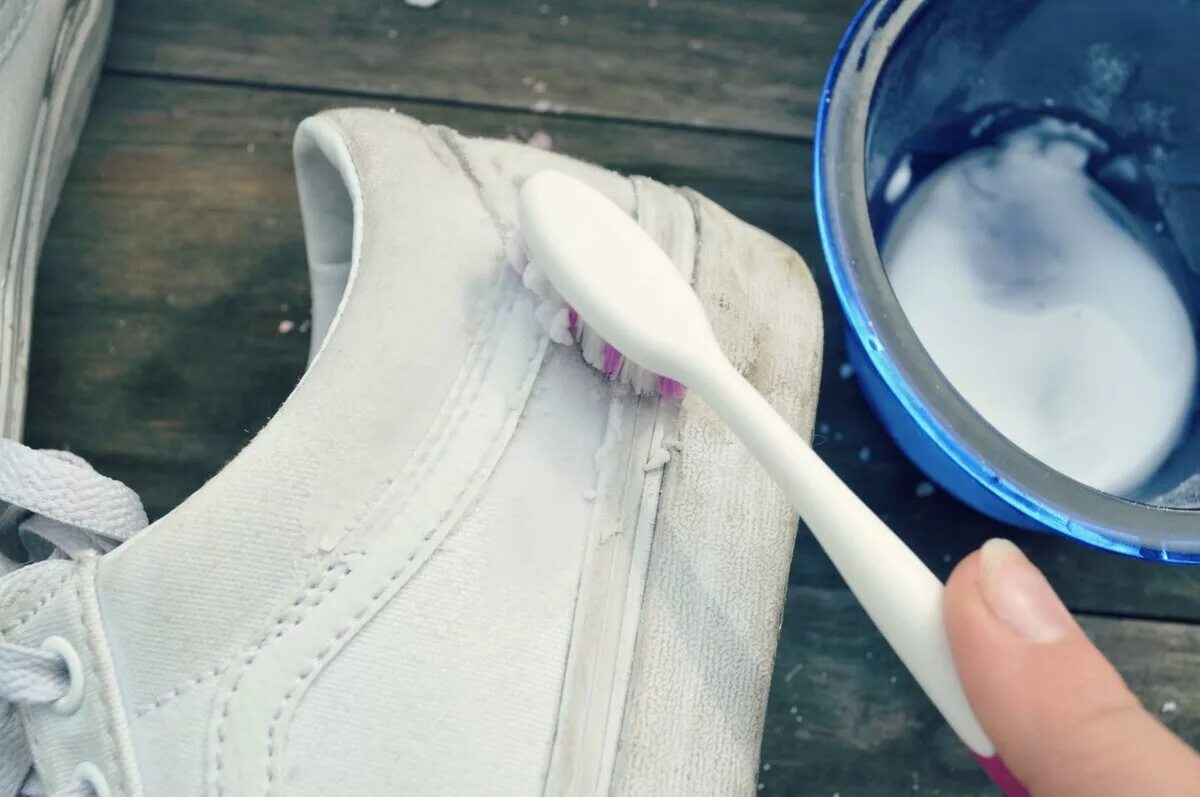 Почистить белую подошву кроссовок в домашних условиях. Помыть тканевые белые кроссовки. Чистка кроссовок зубной пастой. Паста для чистки белой обуви. Паста для отбеливания кроссовок подошвы.