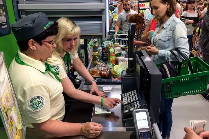 Найти кассира. Касса перекресток. продавщица на кассе. кассирша в перекрестке. форма для кассира в супермаркете.