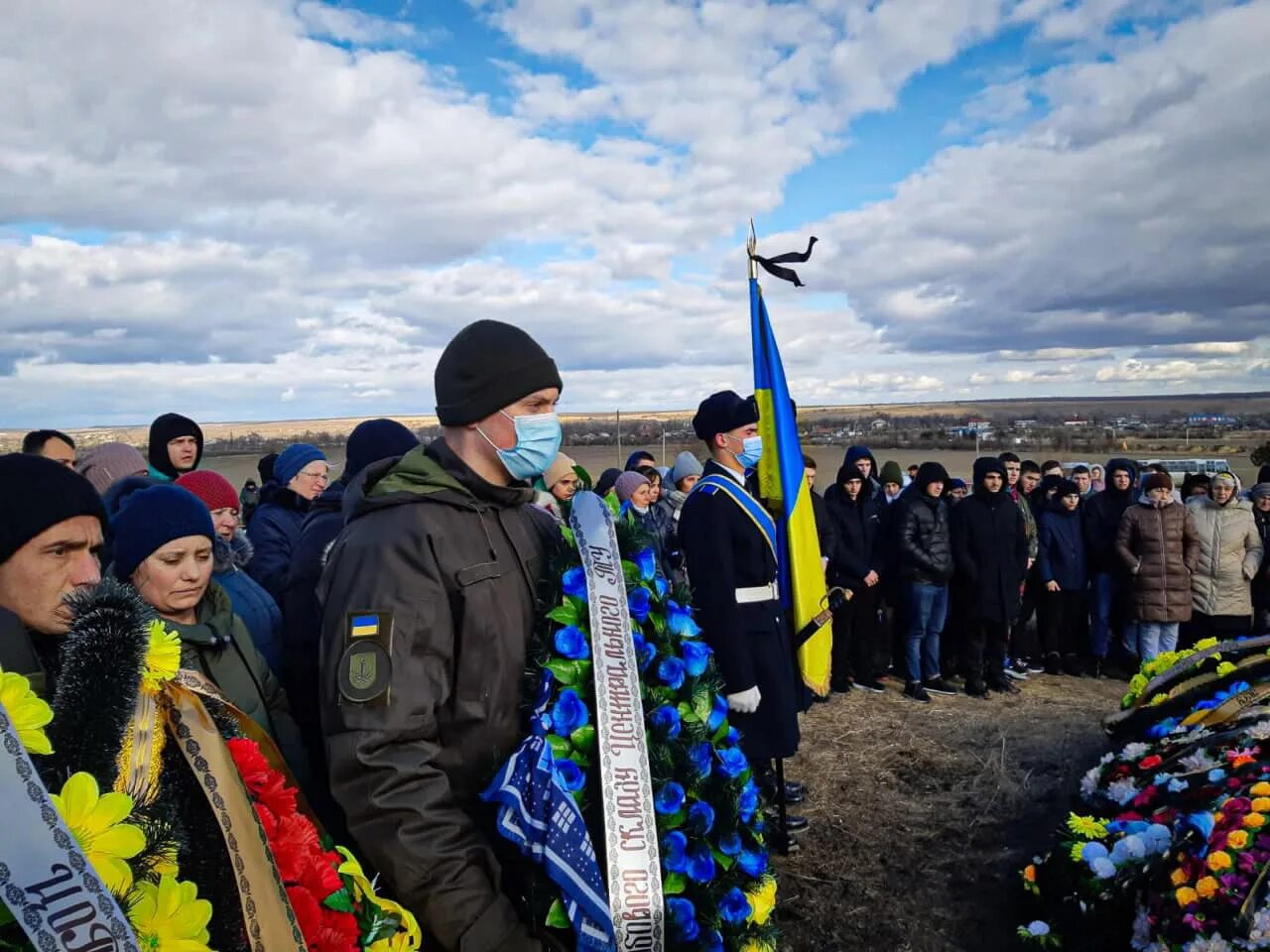 Похороны молодого мужчины. В Евпатории простились с погибшими на Украине гвардейцами.