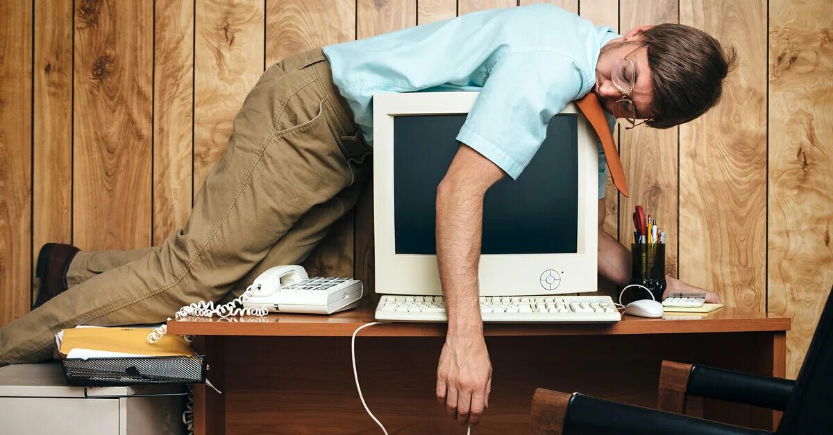 А вы знали что на работе надо работать. Спит на работе смешные. Спит за компом. Мемы про сон. Интеллектуальный юмор в картинках.