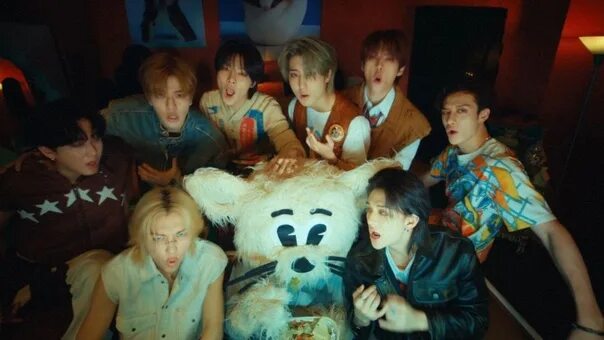 Super bowl stray kids песня. Super bowl stray kids японская версия. super bowl stray kids. super board stray kids.