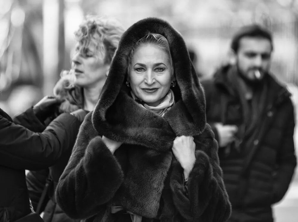 Мужчина идет по улице. Парень подходит к девушке. Девушка оборачивается. Мимо женщина. Питер линдберг любовь.