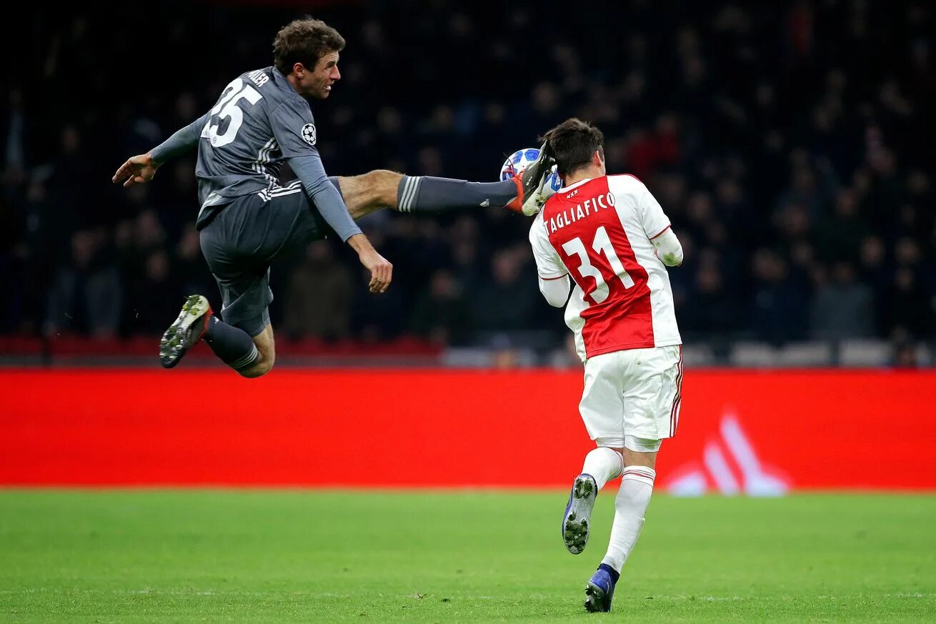 Братья магуайеры футбол. Фолы в матче. Фолы в матче. Фолы в матче. Мюллер против аякса.