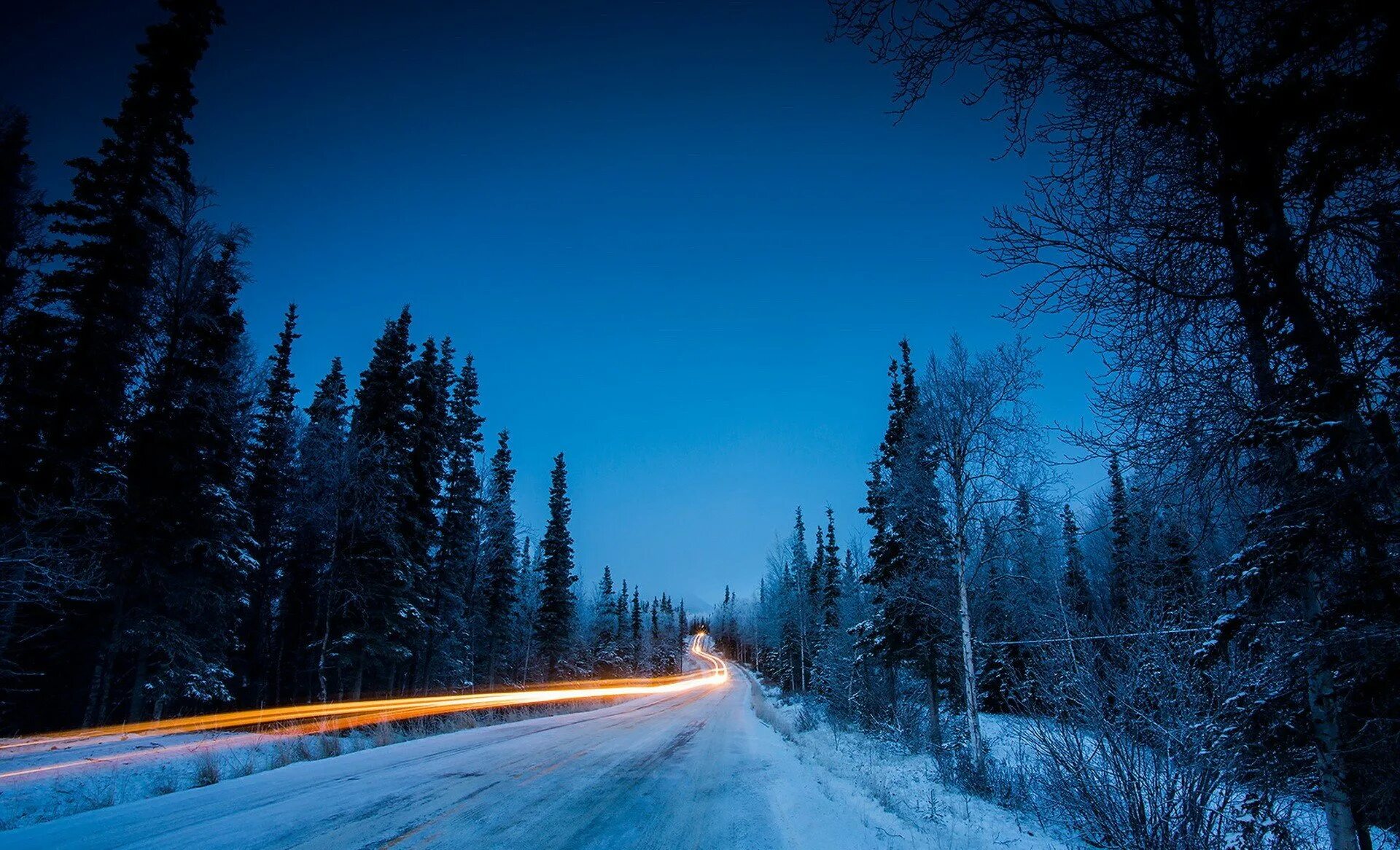 Дорога в ночь слова. Зимний ночной пейзаж. Зимняя дорога. Зимняя дорога в лесу. Зимний лес ночью.