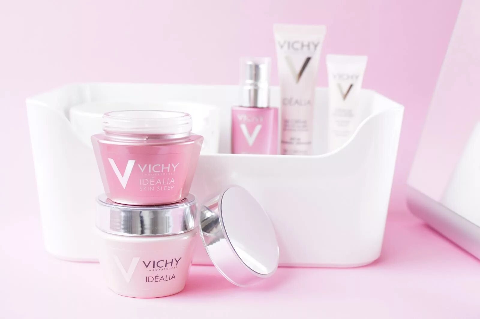 Сайт виши косметика. Виши Идеалия. Vichy Idealia Skin Sleep. Продукция Vichy Nutrilogie. Виши Идеалия скин слип реклама.