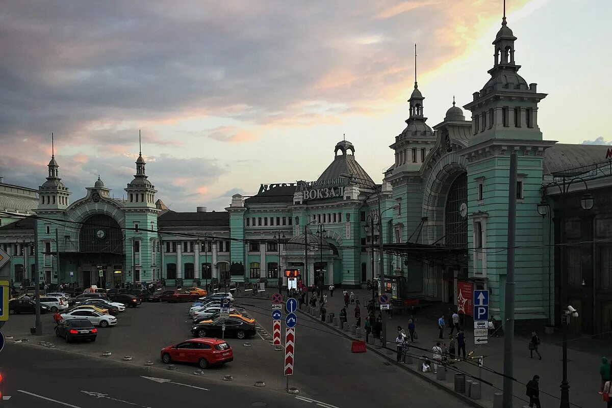 Белорусский жд вокзал москва. Площадь белорусского вокзала в москве. Здание белорусского вокзала в москве. Москва белорусская белорусский вокзал. Белорусский вокзал сегодня москва.