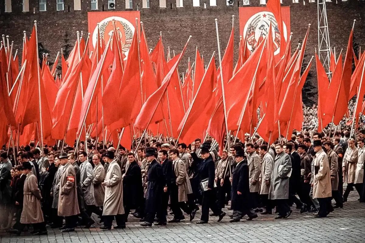 Первомай парад СССР. Красное Знамя СССР. Советский Союз парад. Знамена на демонстрации. 1 мая 2004