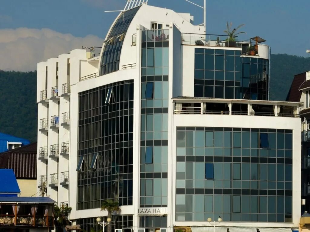 Лаза холл лазаревское ресепшен. Лаза холл бассейн. Лазер холл лазаревское. Гостиница laza hall сочи. Laza hall.