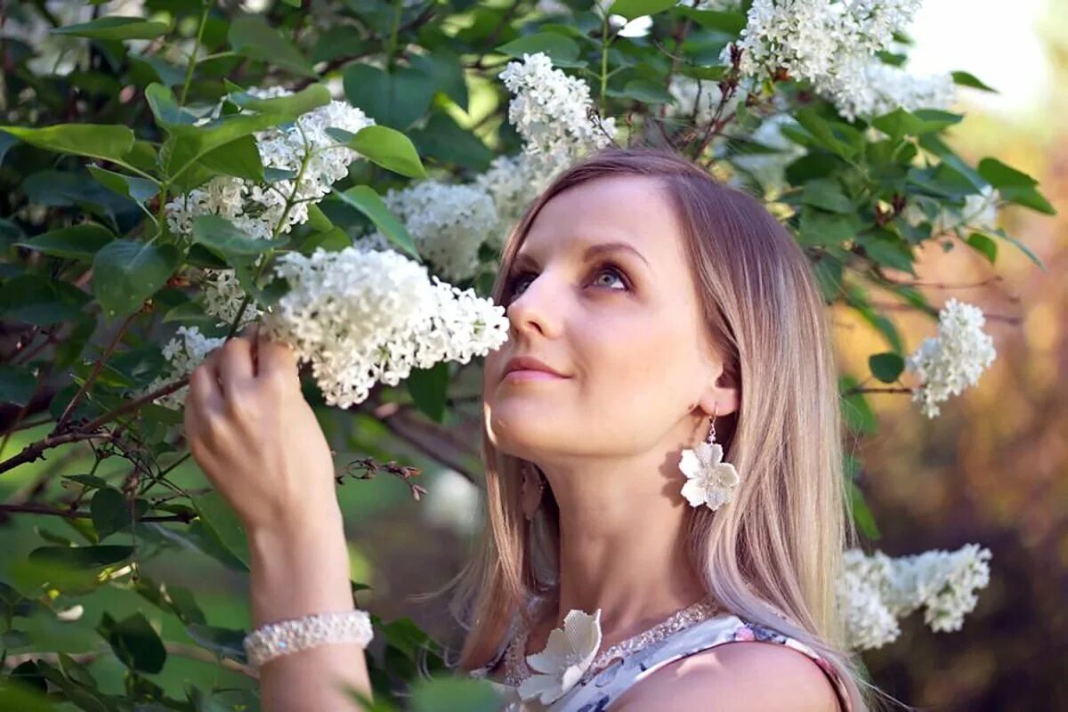 Герман черемуха душистая. Китайская черемуха. Китайская черемуха. Расцвела черемуха слушать. Девушка с черемухой живопись.