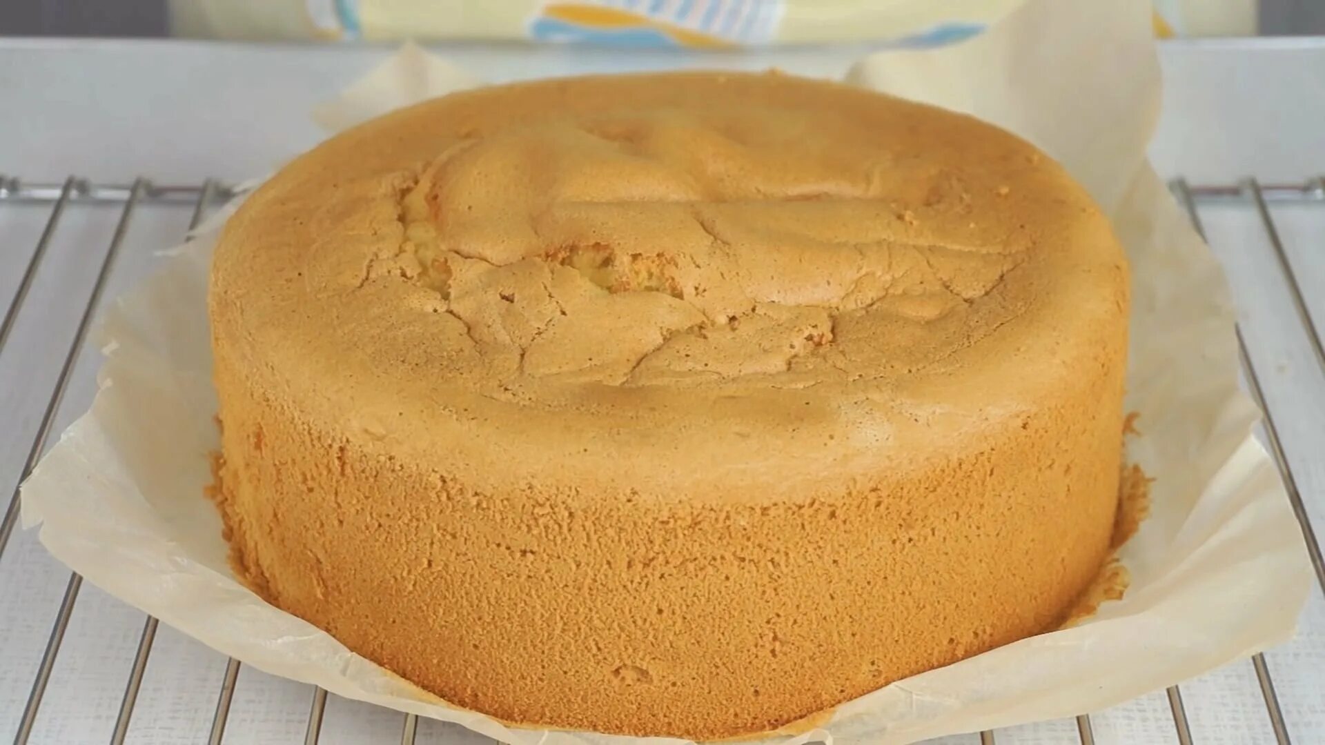 Ванильный бисквит на кипятке хлебопечка. Форма для бисквита. Бисквит на соде. Пышный бисквитный торт. Бисквит на соде.