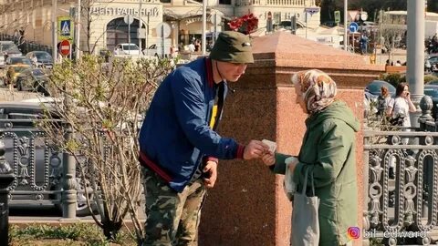 Дарил деньги бабушки