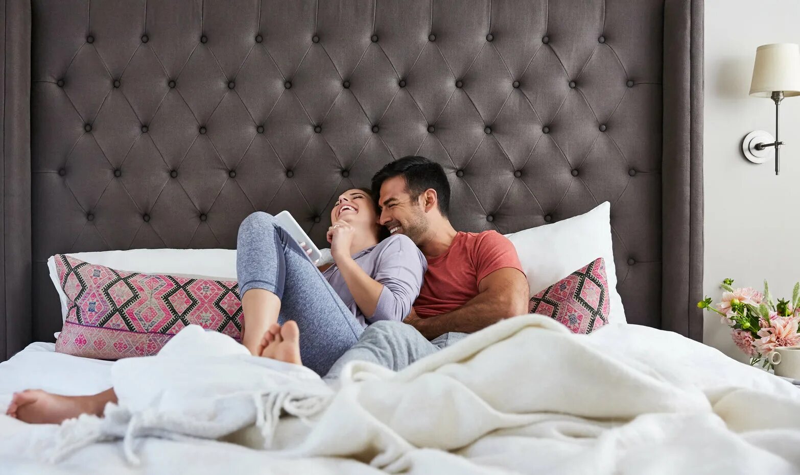 Спать в обнимку. Мужчина и женщина в кровати. Мужчина и женщина занимаются. Здоровый сон. Счастливая женщина во сне.