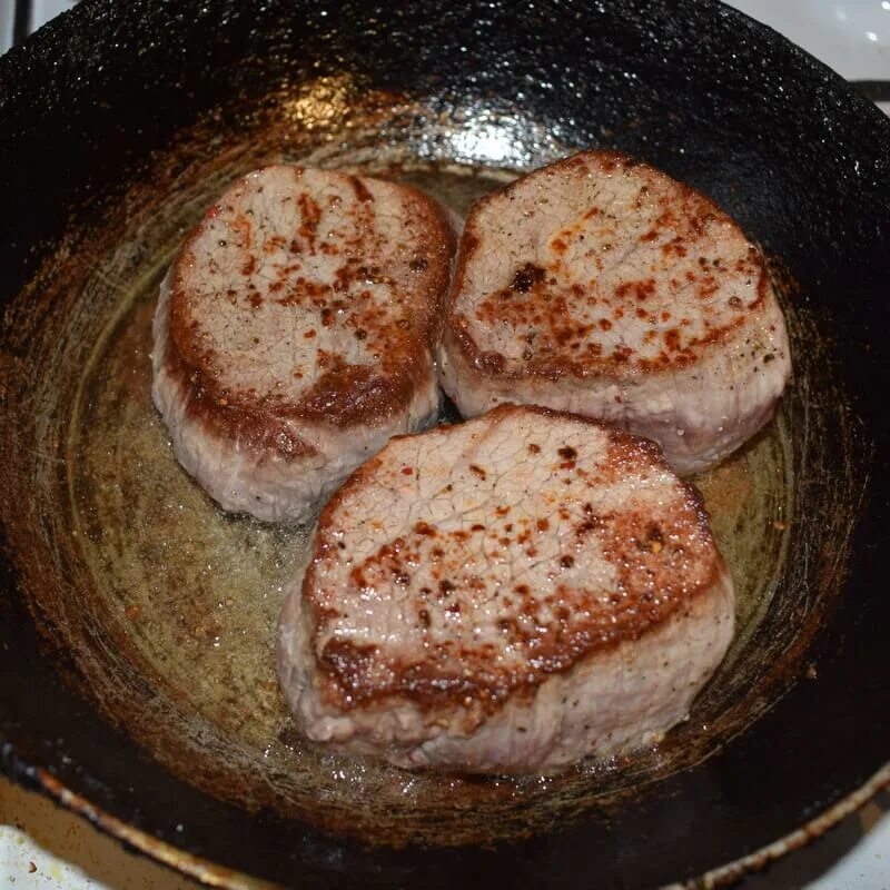 Вкусная свиная вырезка на сковороде. Стейк на сковороде. Свиная вырезка жареная. Вырезка жареная. Обжаривают вырезку.