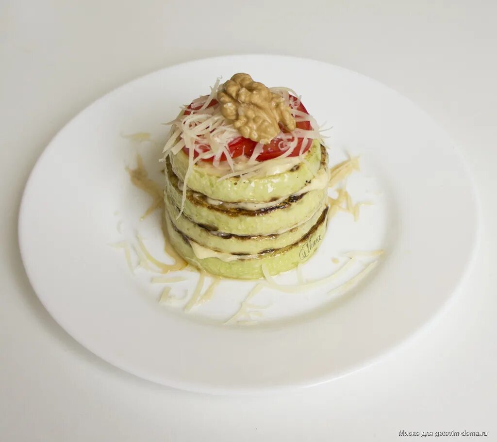 Башенки из кабачков запеченные. Башенки из кабачков. Овощные башенки. Башенки из кабачков с помидорами и сыром. Башенки из кабачков.