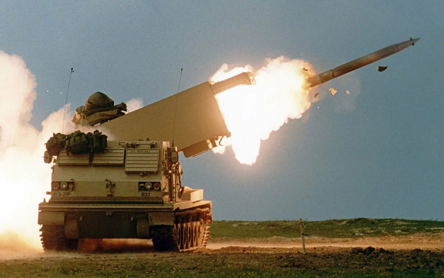 Рсзо вампир дальность. Рсзо m270. m270 mlrs. рсзо сша m270 mlrs. рсзо млрс.