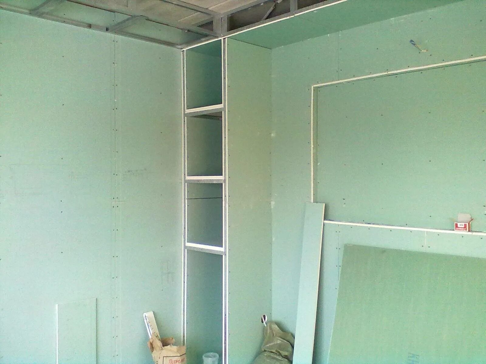 Перегородка из гипсокартона. Межкомнатные перегородки из гипсокартона кнауф. Металлический каркас кнауф. Монтаж перегородок из гипсокартона. Обшивка гкл кнауф.