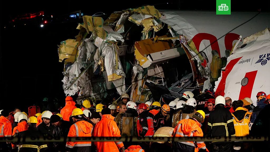 Разбивающая турция. Крушение Boeing 737 в Стамбуле. Катастрофа Boeing 737 в Стамбуле. Pegasus Стамбул крушение. Авиакатастрофа в Стамбуле 2020.